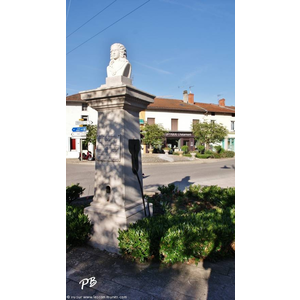 Le Village ( Pompe et Statue )