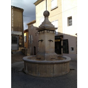 Fontaine a cote de la mairie