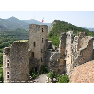 La cour du château vue de la chapelle