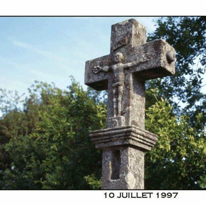 la croix de la morte en bordure de route entre larbussel et le clapier