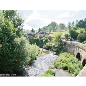 le pont avec la rivière