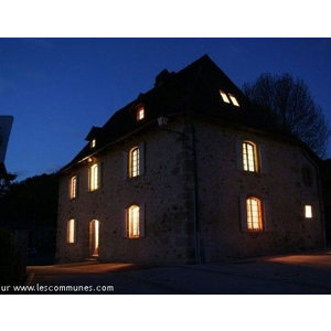 Après une fête, jusque tard dans la nuit, Boisset s endort...