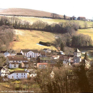 Boisset (15), un village de moyenne montagne, nich...