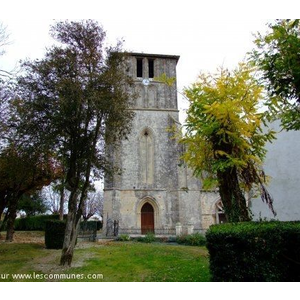 L église de Beauvais sur Matha vue du jardin public.