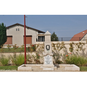 le monument aux morts et fontaine