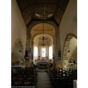 L'église intérieur le choeur roman avec son abside à 5 pans. La grande fenêtre centrale à éte ouverte en 1901. 