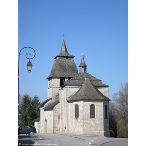 L'église en partie romane remaniéée au 17...