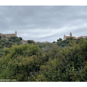 Les 2 eglises (latine a droite et grecque a gauche) a Cargese