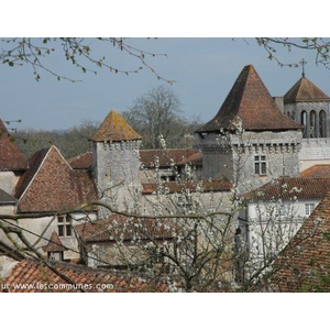 Vue sur le château (14ème - 16ème) qui héberge l Atelier-musée des Tisserands et de la Charentaise