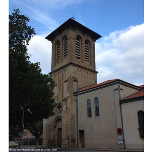 Place de l église à Saint Marcel lès valence