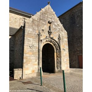 Entree de l eglise de Crozon