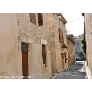 Le village de Bezouce dans le Gard. La maison de l...