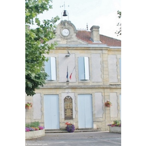 la mairie et le monument aux morts