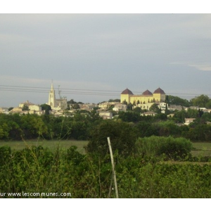 Le village dominé par le château et l église (sept. 2010)