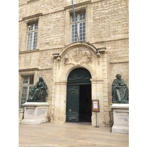 Entrée de la faculté de médecine de Montpellier.