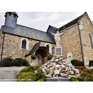 L église et le Monument-aux-Morts
