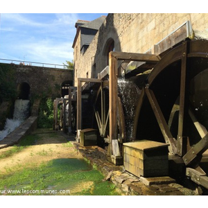 Les roues du moulin à Fougeres