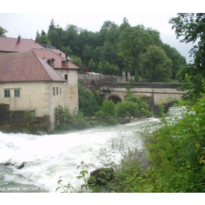 La rivière l Ain à l entrée du village