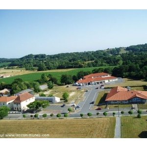 Au fond, la Médiathèque, a gauche la Mairie et l Ecole, a droite la boucherie et le restaurant-bar de Mr. Jauréguiberry