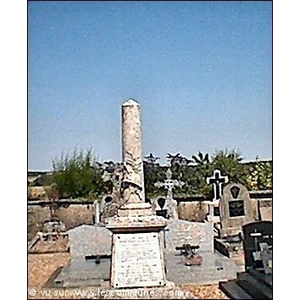 monument aux morts de huisseau en beauce ou figure les disparus de la guerre 14 -18  et 39-45