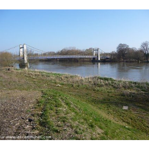 construction d après-guerre le pont RAPILLY enjambe la riviére Moselle