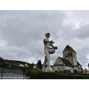 la Statue et église Saint Barthelemy