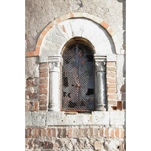 Vitrail de la chapelle dans le cimetière.