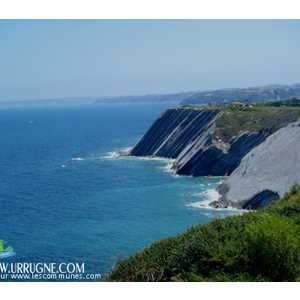 Le sentier du littoral longe sur plus de 6 km la Corniche. Site remarquaquable pour ses hautes falaises de flysch et la vue impressionnante sur l océan et les vagues. www.urrugne.com 