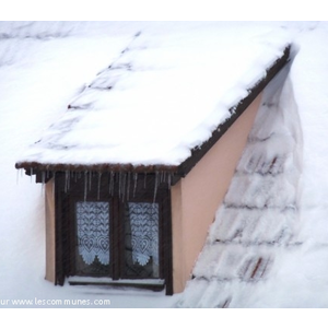 Vue sur une fenêtre bordée de glaçons - Décembre 2010