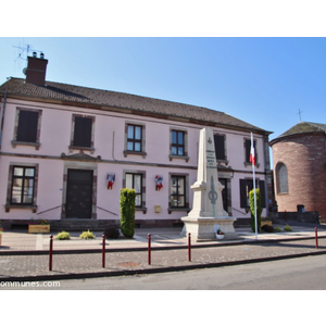 la mairie avec le monument aux morts