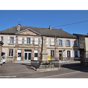 la mairie avec le monument aux morts 