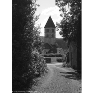 L église de Marcilly la Gueurce en noir et blanc (juillet 2007)