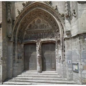 Porte d entrée de la Collégiale Notre Dame