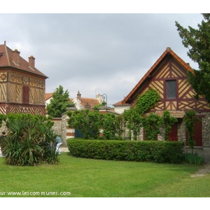 Le parc du Château avec l arrière de la maison à pans de bois