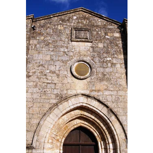 Sur la façade de l édifice roman , une bible sculptée rappelant que c est un temple