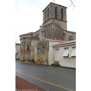 Eglise St Marcel romane du XI ème siècle.