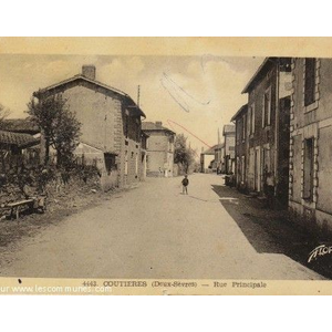 Carte postale ancienne  montrant la rue principale...