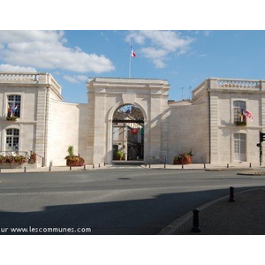 La Porte Chalon rénovée, symbole de cette ville  