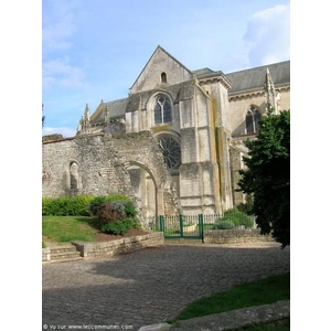 Ruines de l ancienne église St Léger ,  romane