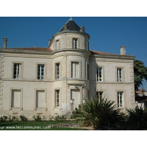 La mairie coté parc , ancien château de LA BARRE 
