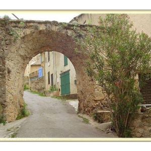 Cotignac " Porche en tuf de la montée du plan de Giraud "