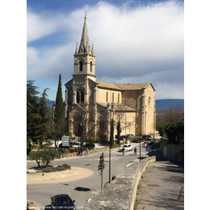 Eglise dans le bas de bonnieux