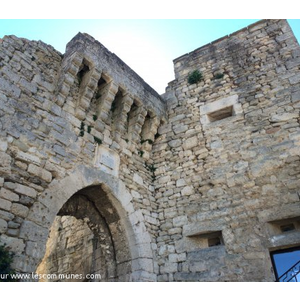 Porte de la Garde à Lacoste