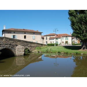 Le bourg et son pont roman