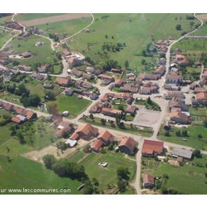 photo aérienne du centre du village prise en juillet 2007